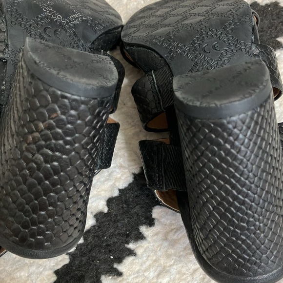 Vionic Black Sandals 6.5-7 Faux Snake Skin - Picture 6 of 7